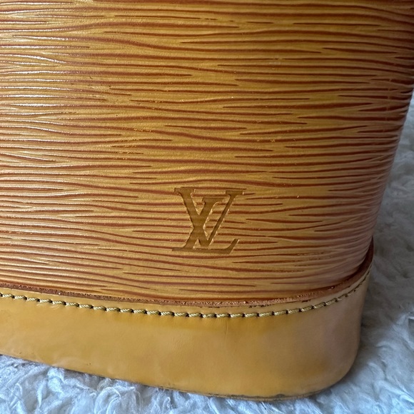 🥳HOST PICK🥳 Vintage Louis Vuitton Yellow Epi Leather Alma PM - Picture 2 of 16